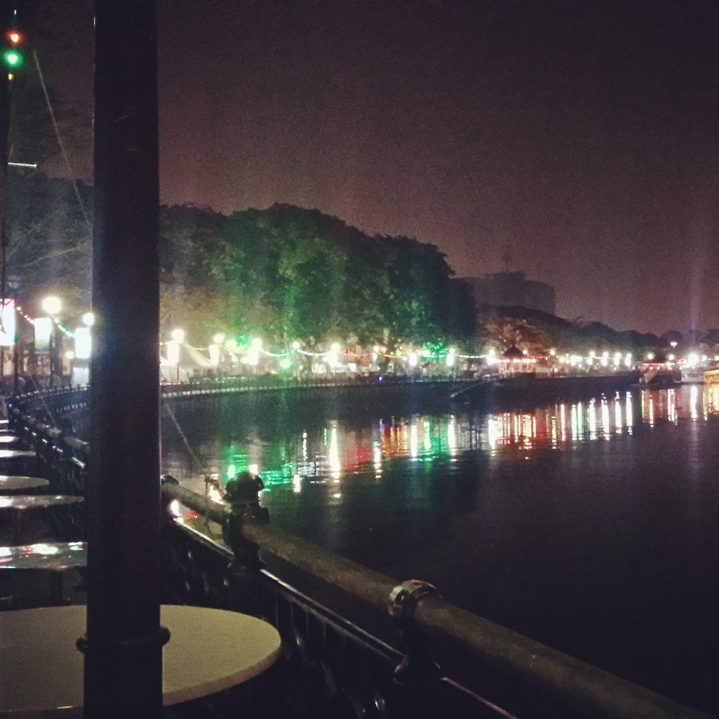 Waterfront pada malam hari.