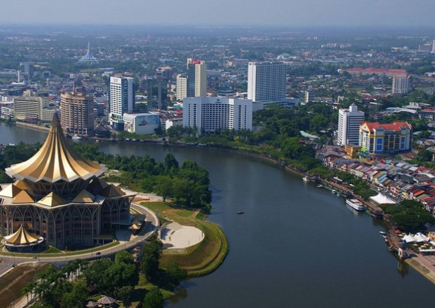 Taken from WIkipedia. Pusat kota Kuching. Terlihat Waterfront, Gedung Undangan Negara (Setingkat DPR), dan Sungai Sarawak